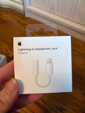 Apple White Lightning to 3.5mm Headphone Adapter